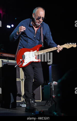 JACKSONVILLE, FL - APRIL 19: Pete Townshend of the Who tritt am 19 2015. April in der Jacksonville Veterans Memorial Arena in Jacksonville, Florida auf Personen: Pete Townshend Transmission Ref: MNC5 muss bei Interesse anrufen Michael Storms Storms Media Group Inc. 305-632-3400 - Cell 305-513-5783 - Fax MikeStorm@aol.com Stockfoto