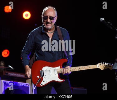 JACKSONVILLE, FL - APRIL 19: Pete Townshend of the Who tritt am 19 2015. April in der Jacksonville Veterans Memorial Arena in Jacksonville, Florida auf Personen: Pete Townshend Transmission Ref: MNC5 muss bei Interesse anrufen Michael Storms Storms Media Group Inc. 305-632-3400 - Cell 305-513-5783 - Fax MikeStorm@aol.com Stockfoto