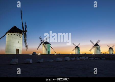 Beleuchtete traditionelle Windmühlen in Rising, Campo de Criptana, Spanien Stockfoto