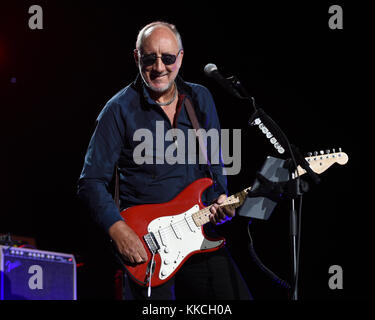 JACKSONVILLE, FL - APRIL 19: Pete Townshend of the Who tritt am 19 2015. April in der Jacksonville Veterans Memorial Arena in Jacksonville, Florida auf Personen: Pete Townshend Transmission Ref: MNC5 muss bei Interesse anrufen Michael Storms Storms Media Group Inc. 305-632-3400 - Cell 305-513-5783 - Fax MikeStorm@aol.com Stockfoto