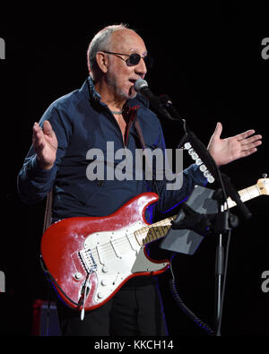 JACKSONVILLE, FL - APRIL 19: Pete Townshend of the Who tritt am 19 2015. April in der Jacksonville Veterans Memorial Arena in Jacksonville, Florida auf Personen: Pete Townshend Transmission Ref: MNC5 muss bei Interesse anrufen Michael Storms Storms Media Group Inc. 305-632-3400 - Cell 305-513-5783 - Fax MikeStorm@aol.com Stockfoto