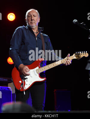 JACKSONVILLE, FL - APRIL 19: Pete Townshend of the Who tritt am 19 2015. April in der Jacksonville Veterans Memorial Arena in Jacksonville, Florida auf Personen: Pete Townshend Transmission Ref: MNC5 muss bei Interesse anrufen Michael Storms Storms Media Group Inc. 305-632-3400 - Cell 305-513-5783 - Fax MikeStorm@aol.com Stockfoto