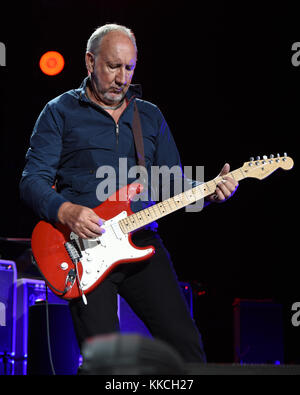 JACKSONVILLE, FL - APRIL 19: Pete Townshend of the Who tritt am 19 2015. April in der Jacksonville Veterans Memorial Arena in Jacksonville, Florida auf Personen: Pete Townshend Transmission Ref: MNC5 muss bei Interesse anrufen Michael Storms Storms Media Group Inc. 305-632-3400 - Cell 305-513-5783 - Fax MikeStorm@aol.com Stockfoto