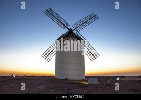 Beleuchtete traditionelle Windmühle in Rising, Campo de Criptana, Spanien Stockfoto