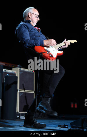 JACKSONVILLE, FL - APRIL 19: Pete Townshend of the Who tritt am 19 2015. April in der Jacksonville Veterans Memorial Arena in Jacksonville, Florida auf Personen: Pete Townshend Transmission Ref: MNC5 muss bei Interesse anrufen Michael Storms Storms Media Group Inc. 305-632-3400 - Cell 305-513-5783 - Fax MikeStorm@aol.com Stockfoto