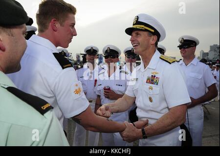 Leiter der Marineoperationen cno Admiral Jonathan greenert Aktien ein Lachen mit Royal Canadian Navy Segler auf die uso new york city Flotte Woche Block Party, New York. Mit freundlicher Mass Communication Specialist 1. Klasse Peter d. lawlor/US Navy. 2012. Stockfoto