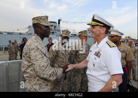 Chief of Naval Operations CNO Admiral Jonathan Greenert schüttelt die Hände und trifft sich mit den Marines auf der USO New York City Fleet Week Block Party in New York. Bild mit freundlicher Genehmigung von Mass Communication Specialist 1st Class Peter D. Lawlor/US Navy. 2012. Stockfoto