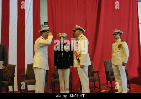 Vizeadmiral John Miller, links, entlässt Vizeadmiral Mark Fox als Kommandeur der USA, Khalifa bin Salman Port, Bahrain. Bild mit freundlicher Genehmigung von Mass Communication Specialist 1. Klasse Cynthia z. de Leon/US Navy. 2012. Stockfoto