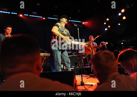 Trace Adkins tritt während der Fleet Week in New York auf. Bild mit freundlicher Genehmigung von Mass Communication Specialist 2nd Class Jason Daniel Johnston/US Navy. 2012. Stockfoto