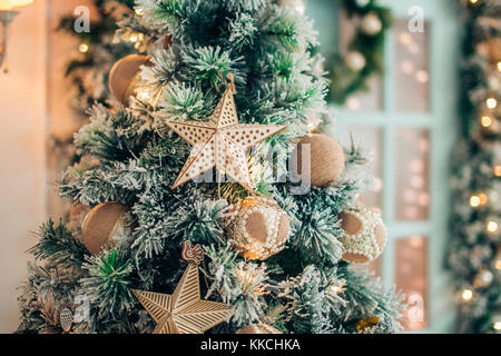 Geschmückten Weihnachtsbaum auf unscharfe, Schaumwein und Märchen Hintergrund Stockfoto