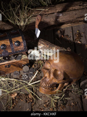 Menschlicher Schädel und Schatztruhe auf verwittertes Holz Oberfläche Stockfoto