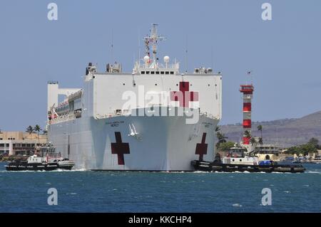 Das Krankenhaus-Schiff Mercy T-AH-19 des Military Sealift Command fährt während der Pacific Partnership 2012 in die Joint Base Pearl Harbor-Hickam, Hawaii. Bild mit freundlicher Genehmigung von Kristopher Radder/US Navy. 2012. Stockfoto