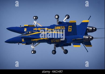 Die US-Marine Kampf demonstration Squadron, die Blue Angels, choreographiert Flug Fähigkeiten während der jährlichen gemeinsamen Service Tag der offenen Tür demonstrieren, Joint Base Andrews, Maryland. Mit freundlicher Mass Communication Specialist 2. Klasse Todd frantom/US Navy. 2012. Stockfoto