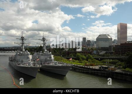 Die Raketenzerstörer USS Dewey DDG 105 und USS William P Lawrence DDG 110 liegen während der Portland Rose Festival/Navy Fleet Week in Portland, Oregon, 2012 an der Ufermauer unterhalb der Steel Bridge. Bild mit freundlicher Genehmigung der U.S. Navy Foto von Commander. Abdul Memon/US Navy. Stockfoto