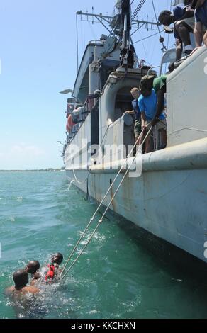 Taucher, die der Mobile Diving and Salvage Unit MDSU 2, Company 2-1, zugeordnet sind, führen eine bewusstlose Tauchübung mit bahamaischen Tauchern durch, Kingston, Jamaika, 2012. Bild mit freundlicher Genehmigung von Mass Communication Specialist 2nd Class Kathleen A. Gorby/US Navy. Stockfoto