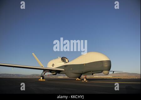 Auf diesem undatierten Aktenfoto sitzt ein unbemanntes Luftfahrzeug des RQ-4 Global Hawk auf einer Fluglinie, Washington, 2012. Foto mit freundlicher Genehmigung der US Navy/US Navy. Stockfoto