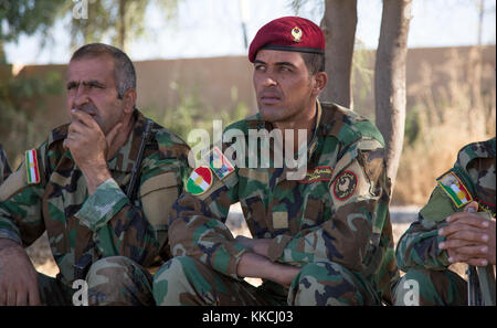 Peshmerga Soldaten hören auf Anweisung durch eine britische Armee Trainer während reagieren Ausbildung an der Kurdistan Training Coordination Center, in der Nähe von Erbil, Irak, 17. Oktober 2017. Die KTCC ist ein Combined Joint Task Force - inhärenten Building Partner Kapazität beheben Standort Training Partner Kräfte und Verstärkung ihrer Wirksamkeit auf dem Schlachtfeld gewidmet. CJTF-OIR ist die globale Koalition zu besiegen ISIS im Irak und in Syrien. (U.S. Armee Foto von Sgt. Tracy McKithern) Stockfoto