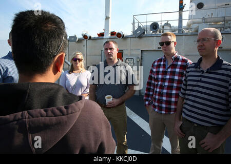 GAETA, Italien - Toskanische Trident erhalten die Teilnehmer einen Überblick über das von militärischen Sealift Command Expeditionary schnelle Verkehrsmittel Schiff, USNS Carson City (T-EPF 7), während der Einarbeitung Training. Reservisten aus Expeditionary Port Einheiten (EPUs) 104, 105, 106, 107 und die in Europa und in Afrika zentrale Einheit, vor kurzem nach Neapel, Italien gereist, der erste EPU table top Übung in den USA 6 Flotte Bereich der Operationen durchzuführen. (Foto von Matthew Montgomery, Military Sealift Command Europe und Afrika/Freigegeben) Stockfoto