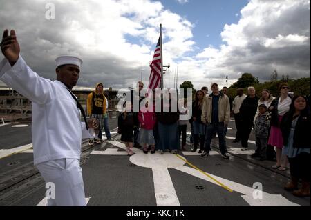 Quartermaster 1st Class Clarence Roach, der dem Raketenzerstörer USS William P Lawrence DDG 110 zugeordnet ist, führt eine öffentliche Tour an Bord des Schiffes während der Fleet Week in Portland, Oregon, um das 105. Jährliche Portland Rose Festival in Portland, Oregon, 2012 zu feiern. Bild mit freundlicher Genehmigung von Mass Communication Specialist 2nd Class Scott A. McCall/US Navy. Stockfoto