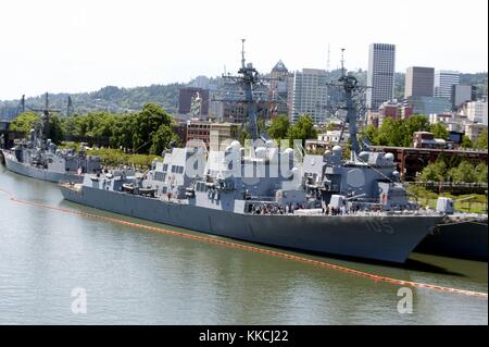 Die Raketenzerstörer USS William P Lawrence DDG 110 und USS Dewey DDG 105 sowie die Fregatte USS Ingraham FFG 61 liegen während der Fleet Week in Portland, Oregon, um das 105. Jährliche Portland Rose Festival in Portland, Oregon, 2012 zu feiern. Bild mit freundlicher Genehmigung von Mass Communication Specialist 2nd Class Scott A. McCall/US Navy. Stockfoto