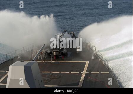 Wellen stürzen auf den Bug des Raketenzerstörers USS Nitze DDG 94, Arabisches Meer, 2012. Bild mit freundlicher Genehmigung von Mass Communication Specialist 3rd Class Jeff Atherton/US Navy. Stockfoto