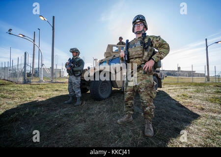 Von rechts, Staff Sgt. Matthew Roberts, Flieger 1. Klasse Nachtzyklus Mack, 5 Security Forces Squadron Verteidiger, und Flieger 1. Klasse Jesus Lopez, 377 SFS Defender, stand Guard am Minot Air Force Base, N.D., Oktober 31, 2017, während der globalen Thunder 18. Übung Global Donner ist eine jährliche Kontrolle und Steuerung sowie Ausbildungsmaßnahmen konzipiert Verteidigungsministerium Kräfte zu trainieren und gemeinsame Einsatzbereitschaft in allen Bereichen zu beurteilen USSTRATCOM's Mission, mit einem speziellen Fokus auf nukleare Bereitschaft. (U.S. Air Force Foto von älteren Flieger J.T. Armstrong) Stockfoto