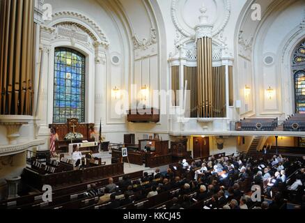 Chief of Naval Operations CNO Admiral Jonathan W Greenert hält während einer Gedenkfeier für einen Lieutenant, Annapolis, Maryland. Bild mit freundlicher Genehmigung von Mass Communication Specialist 1st Class Chad Runge/US Navy, 2012. Stockfoto