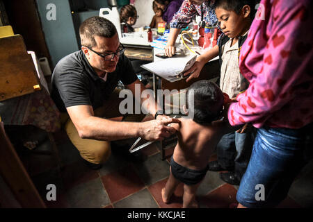 Us-Marine Kapitän Gregor Gorman, Program Director für die Nationale Hauptstadt Konsortium Kinderheilkunde Residency im Walter Reed National Military Medical Center, Maßnahmen nach dem Armumfang ein Junge an der Tepanguare Dorf in La Paz, Honduras, 07.11.2017. Kinder im Alter von sechs bis 60 Monaten wurden nach dem Zufallsprinzip für eine gemeinsame Pädiatrische ernährungsphysiologische Bewertung der honduranischen Gesundheitsministerium für die gemeinsame Mission zwischen Joint Task Force-Bravo medizinische Element und Walter Reed National Military Medical Center Personal ausgewählt. Stockfoto