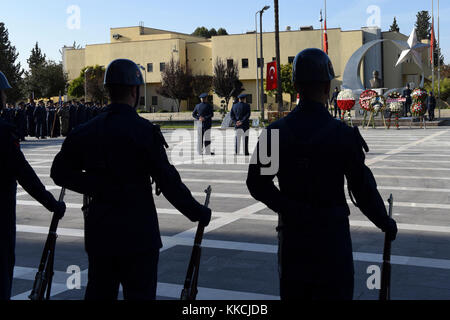 Türkische Ehrengarde Mitglieder stand in einer Zeremonie in Incirlik, Türkei, Nov. 10, 2017. Die Zeremonie fand vor einem Denkmal Statue von Mustafa Kemal Atatürk. (U.S. Air Force Foto: Staff Sgt. Rebeccah A. Woodrow) Stockfoto