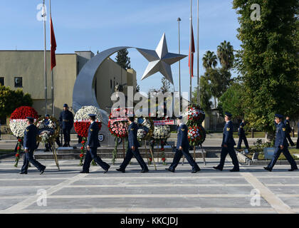 Türkische Luftwaffe Mitglieder ehre Mustafa Kemal Atatürk im Rahmen einer Zeremonie in Incirlik, Türkei, Nov. 10, 2017. Us-Militär Mitglieder und türkische Luftwaffe sowohl an dieser Zeremonie teil. (U.S. Air Force Foto: Staff Sgt. Rebeccah A. Woodrow) Stockfoto