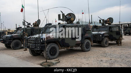 Italienische Armee Soldaten bereiten ihre Fahrzeuge für einen Konvoi Maßnahme zur Unterstützung der Bahn, unterstützen, beraten Command-West auf Unterstützung Base Camp Arena, Afghanistan, Nov. 13, 2017. TAAC - West führt funktionell Sicherheit Kraft Hilfe, um der Afghanischen Nationalen Verteidigungs- und Sicherheitskräfte selbst zu maximieren - Erhalt der Fähigkeit der Afghanischen Bevölkerung in strategischen Bereichen zusammengeschlossen, um Regionen zu sichern und die afghanische Regierung fördern. (U.S. Air Force Foto: Staff Sgt. Sean Martin) Stockfoto