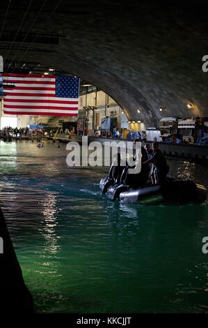 Taucher der US Navy, die der Abteilung Sprengstoffverordnung Disposal Technology zugeordnet sind, überwachen die Konkurrenten im Wasser im Naval Surface Warfare Center Carderock Division in Bethesda, Maryland. DOD-Foto von Devin Pisner, U.S. Navy. 2013. Stockfoto