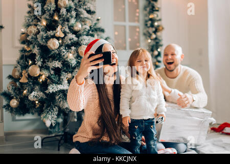 Lächelnd, Mutter, Vater und kleine Mädchen, selfie mit Kamera Stockfoto