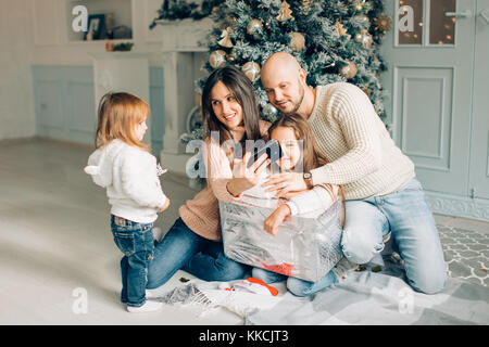 Freundliche Familie, comic Weihnachten selfie und Zungen Stockfoto