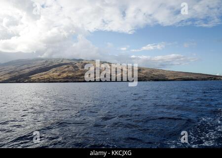 Anzeigen von Windenergieanlagen des Windparks kaheawa an den Hängen der West Maui Berge, wie von maalaea Bucht gesehen, Maui, Hawaii, 2016. Stockfoto