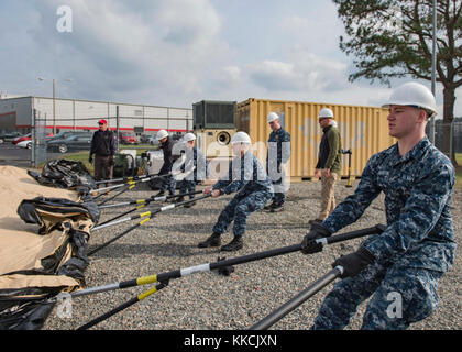 WILLIAMSBURG, VA. (Nov 14, 2017) Matrosen versammeln eine Expeditionary Medical Unit während einer dreitägigen Trainingsübung beim Navy Expeditionary Medical Support Command, 14. November 2017. Die Übung diente als Veranstaltung zur Einarbeitung von Geräten und zur Zertifizierung von Einheiten für die bevorstehende humanitäre Mission Continuing Promise 2018. (USA Navy Foto von Mass Communication Specialist Seaman Cameron M. Stoner/veröffentlicht) Stockfoto