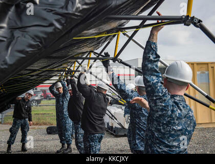 WILLIAMSBURG, VA. (Nov 14, 2017) Matrosen versammeln eine Expeditionary Medical Unit während einer dreitägigen Trainingsübung beim Navy Expeditionary Medical Support Command, 14. November 2017. Die Übung diente als Veranstaltung zur Einarbeitung von Geräten und zur Zertifizierung von Einheiten für die bevorstehende humanitäre Mission Continuing Promise 2018. (USA Navy Foto von Mass Communication Specialist Seaman Cameron M. Stoner/veröffentlicht) Stockfoto