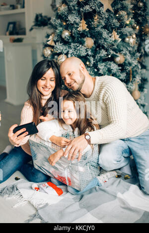 Lächelnd, Mutter, Vater und kleine Mädchen, selfie mit Kamera Stockfoto