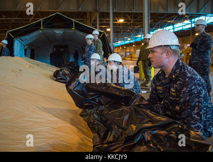 WILLIAMSBURG, VA. (Nov 14, 2017) Matrosen bereiten sich auf die Montage einer Expeditionary Medical Unit während einer dreitägigen Trainingsübung beim Navy Expeditionary Medical Support Command, 14. November 2017 vor. Die Übung diente als Veranstaltung zur Einarbeitung von Geräten und zur Zertifizierung von Einheiten für die bevorstehende humanitäre Mission Continuing Promise 2018. (USA Navy Foto von Mass Communication Specialist Seaman Cameron M. Stoner/veröffentlicht) Stockfoto