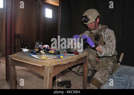 Ein Techniker für die Entsorgung von Sprengkörpern, der Platoon 371, Mobile Unit 3, zugeteilt wurde, fotografiert Beweise, die während der Militäroperationen in Urban Terrain MOUT Training in San Diego gefunden wurden. Bild mit freundlicher Genehmigung von Mass Communication Specialist Seaman Geneva G. Brier/US Navy, 2012. Stockfoto