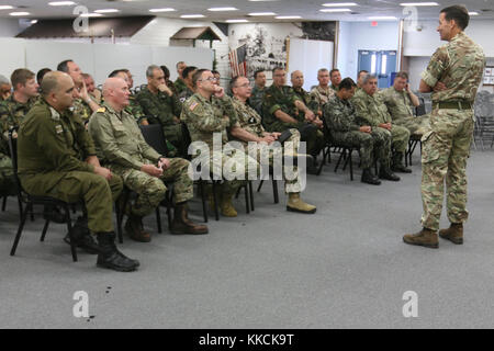 Generalmajor Douglas Chalmers, stellvertretender Kommandierender General, III Corps und Fort Hood, Texas, spricht mit ausländischen Militärattachés über für die Bedeutung der multinationalen Partnerschaften während seine Ausführungen zu Fort Bliss und Old Ironsides Museum November 16, 2017. (U.S. Armee Foto: Staff Sgt. Felicia Jagdatt) Stockfoto