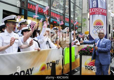 Al Roker, ein Anführer der Today Show, spricht Sailors und Marines im Rockefeller Center aus, während sie die Today Show in New York aufnimmt. Bild mit freundlicher Genehmigung von Mass Communication Specialist Petty Officer 2nd Class Gretchen M. Albrecht/US Navy, 2012. Stockfoto