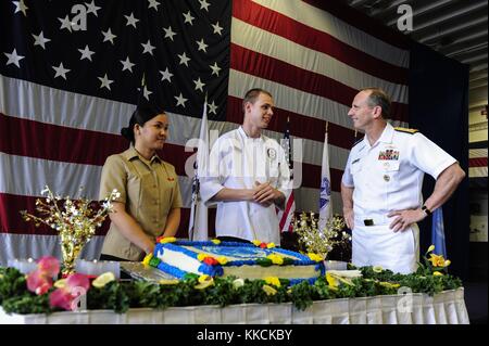 CNO Admiral Jonathan Greenert, Chief of Naval Operations, spricht während der Flottenwoche New York 2012 in New York mit Seeleuten bei einem Empfang der UN Community Advisors an Bord des amphibischen Sturmschiffs USS Wasp LHD 1. Bild mit freundlicher Genehmigung von Mass Communication Specialist 1st Class Peter D. Lawlor/US Navy. 2012. Stockfoto