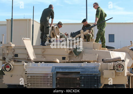 Die ausländischen Militärattachés aus Österreich, Litauen und den Niederlanden erhalten Informationen auf der M1A2 Abrams Tank an der 2. Staffel, 13 Armored Regiment, 3. gepanzerte Brigade Combat Team, Motor pool 1. Panzerdivision November 17, 2017 während einer Tour von Fort Bliss, Texas. (U.S. Armee Foto: Staff Sgt. Felicia Jagdatt) Stockfoto