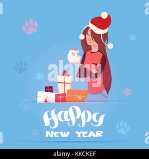 Frau in santa hut mit niedlichen pomerian Hund Winterurlaub 2018 Banner neues Jahr Grußkarte design Stock Vektor