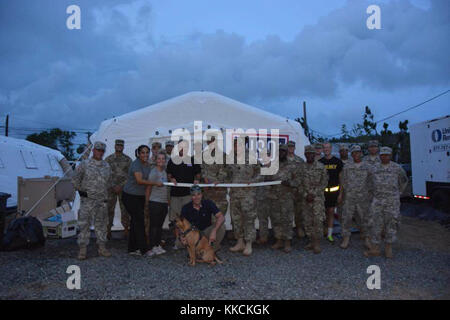 US Army Reserve Soldaten, die dem 1. Mission Support Command zugewiesen wurden, David Shultz, Senior Volunteer Adviser for Family Programs, und USO-Mitarbeiter weihen eine USO Expeditionsstation am ehemaligen Marinestützpunkt Roosevelt Roosevelt Roads, Ceiba, Puerto Rico, 18. November 2017 ein. Die Mission von USO in Puerto Rico ist es, den Soldaten, die in den verwüsteten Gebieten rund um die Insel arbeiten, ein Gefühl von Heimat zu vermitteln, indem sie Heilungsmissionen durchführen. (USA Armee Foto/veröffentlicht) Stockfoto