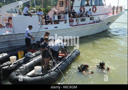 Taucher, die der Mobile Diving and Salvage Unit MDSU 2, Firma 2-1, zugeordnet sind, führen eine Rumpfinspektion mit guatemaltekischen Tauchern aus Puerto Barrios, Guatemala durch. Bild mit freundlicher Genehmigung von Mass Communication Specialist 2nd Class Kathleen A. Gorby/US Navy, 2012. Stockfoto