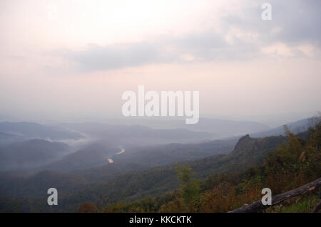 Luftaufnahme Landschaft Berg und Wald im Nan Stadt von Doi-samer Dao und Pha hua Singen in Sri nan National Park im Wiang Sa, na Noi, und na Mue Stockfoto