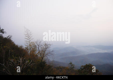 Luftaufnahme Landschaft Berg und Wald im Nan Stadt von Doi-samer Dao und Pha hua Singen in Sri nan National Park im Wiang Sa, na Noi, und na Mue Stockfoto