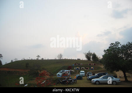 Reisende thai Menschen reisen mit Camping und Ruhe in der Hütte oben am Berg Doi samer Dao und Pha Hua in Sri nan Nationalpark in der Provinz Nan singen Stockfoto